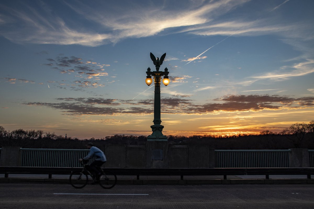 DianeKrauthamer's tweet photo. Sunset, migration &amp; crescent moon from the #TaftBridge 🌙 https://t.co/gUVfL5c2lu