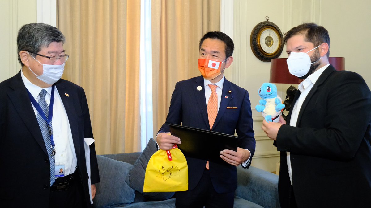 agenciaunochile's tweet photo. El ministro de Estado para Asuntos Exteriores de Japón, Kiyoshi Odawara, obsequia un Squirtle y una pokebola al Presidente Gabriel Boric, durante su reunión en la Municipalidad de Santiago.

📸AgenciaUno/Prensa presidencial https://t.co/OfeFIdpa3b