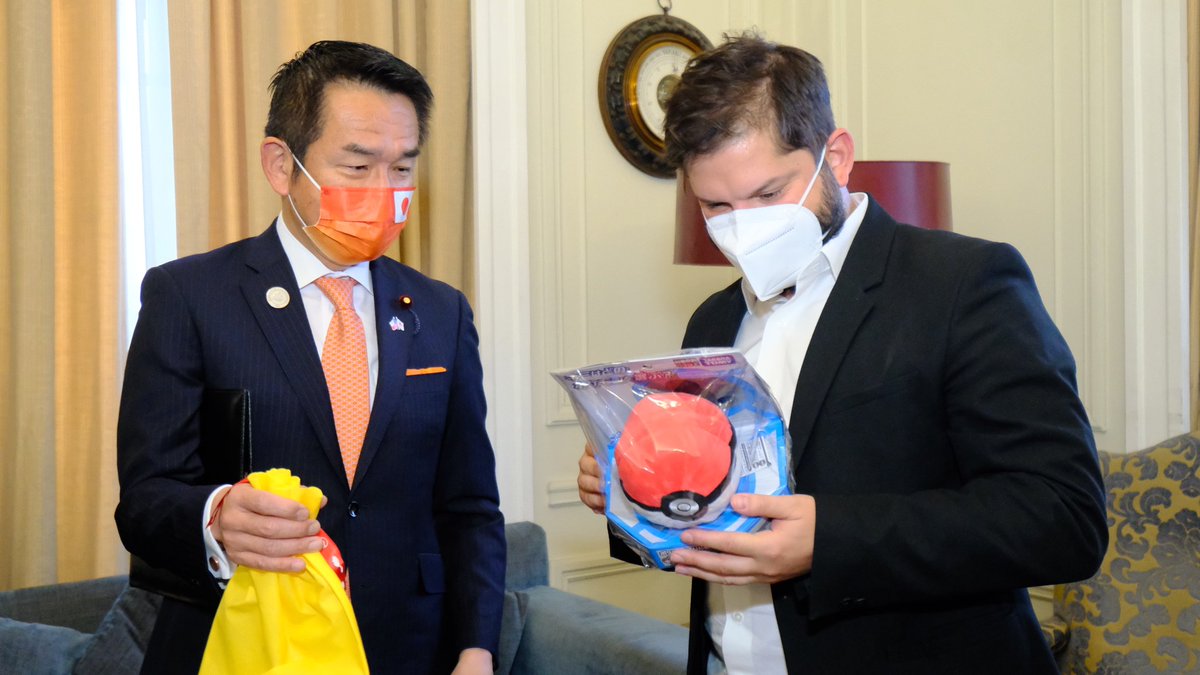agenciaunochile's tweet photo. El ministro de Estado para Asuntos Exteriores de Japón, Kiyoshi Odawara, obsequia un Squirtle y una pokebola al Presidente Gabriel Boric, durante su reunión en la Municipalidad de Santiago.

📸AgenciaUno/Prensa presidencial https://t.co/OfeFIdpa3b