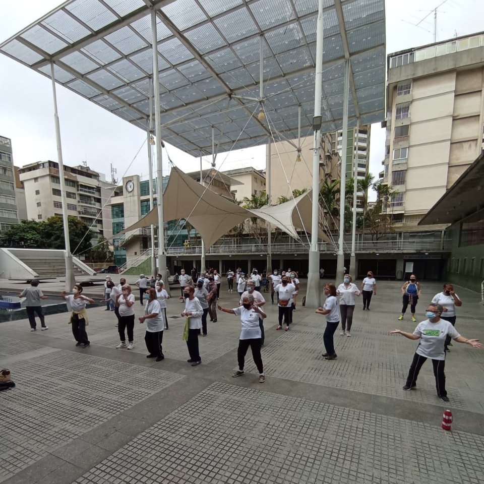 Chacao's tweet photo. #10Mar Nuestra #JuventudProlongada está activa gracias a los entrenamientos constantes que les ofrece #DesarrolloSocialChacao 💪
Este #9Marzo pudieron disfrutar de clases de #Bailefit, #Fitcombat y #Yoga en las plazas Bolívar y Los Palos Grandes y la cancha Látigo Chávez. https://t.co/1WJMLiuOfM