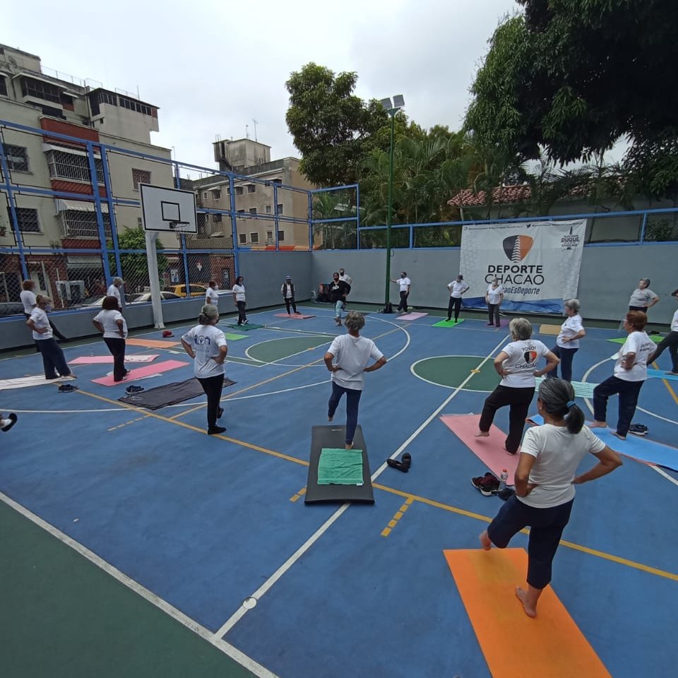 Chacao's tweet photo. #10Mar Nuestra #JuventudProlongada está activa gracias a los entrenamientos constantes que les ofrece #DesarrolloSocialChacao 💪
Este #9Marzo pudieron disfrutar de clases de #Bailefit, #Fitcombat y #Yoga en las plazas Bolívar y Los Palos Grandes y la cancha Látigo Chávez. https://t.co/1WJMLiuOfM