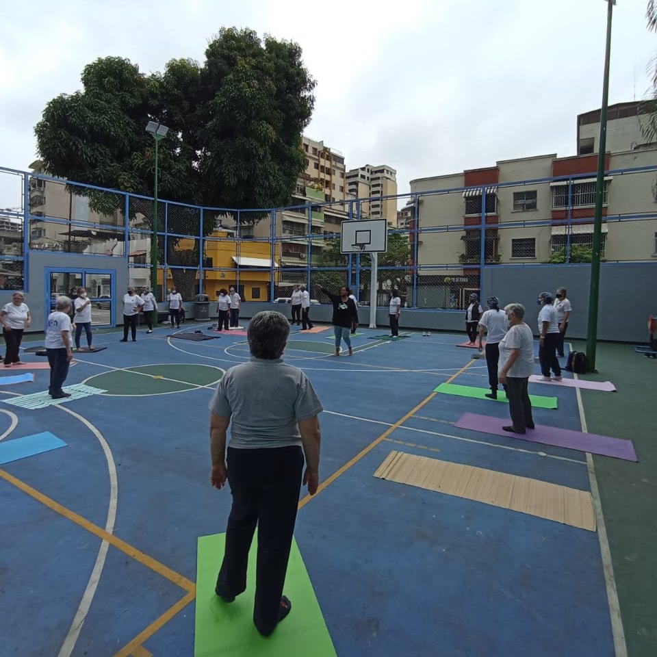 Chacao's tweet photo. #10Mar Nuestra #JuventudProlongada está activa gracias a los entrenamientos constantes que les ofrece #DesarrolloSocialChacao 💪
Este #9Marzo pudieron disfrutar de clases de #Bailefit, #Fitcombat y #Yoga en las plazas Bolívar y Los Palos Grandes y la cancha Látigo Chávez. https://t.co/1WJMLiuOfM