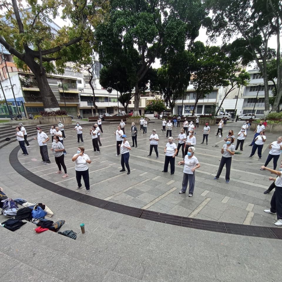 Chacao's tweet photo. #10Mar Nuestra #JuventudProlongada está activa gracias a los entrenamientos constantes que les ofrece #DesarrolloSocialChacao 💪
Este #9Marzo pudieron disfrutar de clases de #Bailefit, #Fitcombat y #Yoga en las plazas Bolívar y Los Palos Grandes y la cancha Látigo Chávez. https://t.co/1WJMLiuOfM