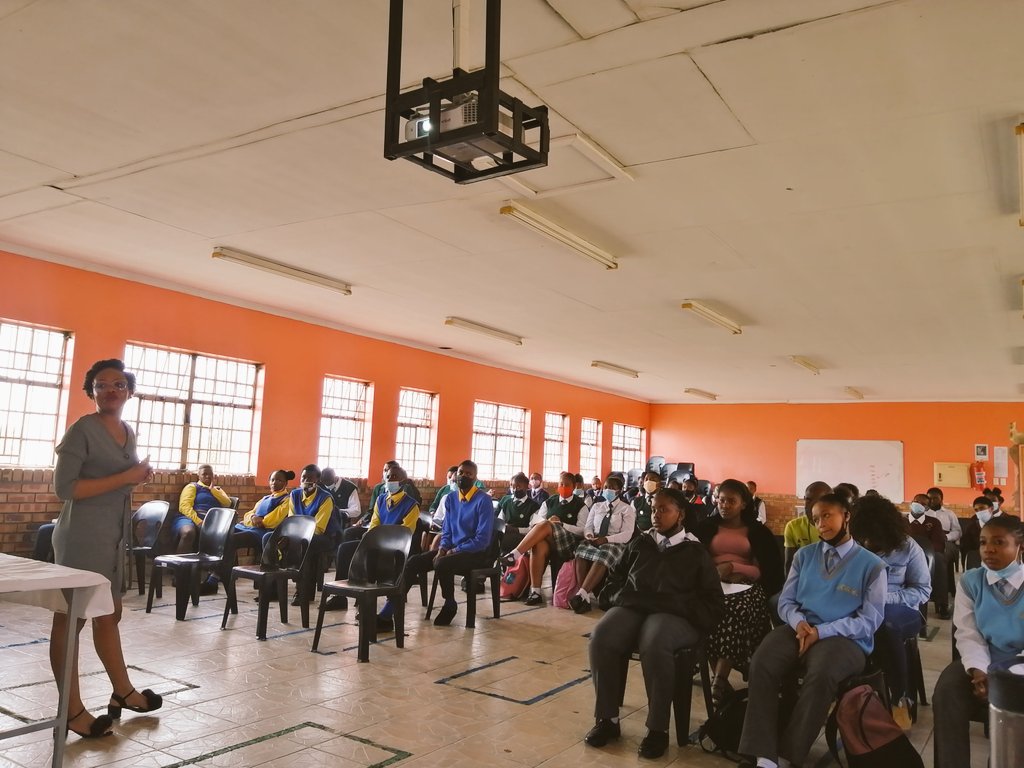 Youth_SAIIA's tweet photo. And that wraps up our second YOUTH@SAIIAROADSHOW🥳 stop for the day with our presenter @Tumi_06 alongside former #SAYCAP coordinators @GamedeKing & @kopano_moraka ! If you're keen on getting involved with our youth programmes, send an email to youth@saiia.org.za
#YouthAreLeading https://t.co/7lsVeBwTHo
