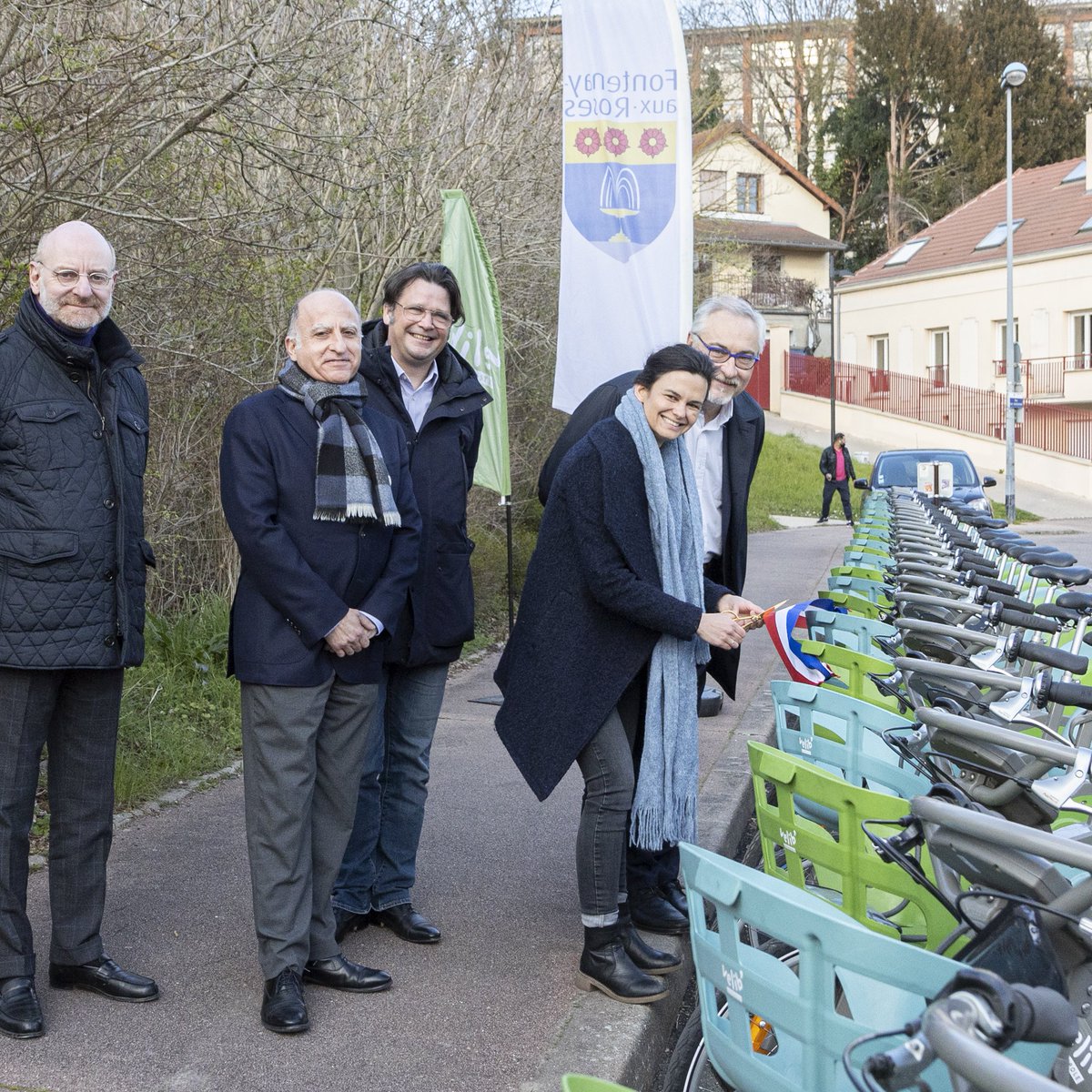 fontenay92's tweet photo. #JeudiPhoto 📸
Inauguration de la 4e station Vélib' de la ville 🚲
: vélos mécaniques et électriques sont disponibles dans cette station située rue Robert Marchand
- avec @LaurentVastel maire, @SergeKehyayan Président @ValleeSudMobilites et @SylvainRaifaud Président @smovengo https://t.co/dbOyr3JxPv