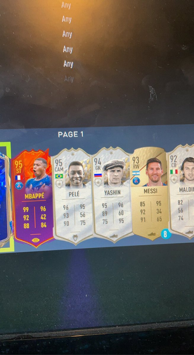 __ryan77's tweet photo. @EAFIFADirect werent russian players meant to be removed jus got prime yashin in my player pick https://t.co/OgkMGwb9w4