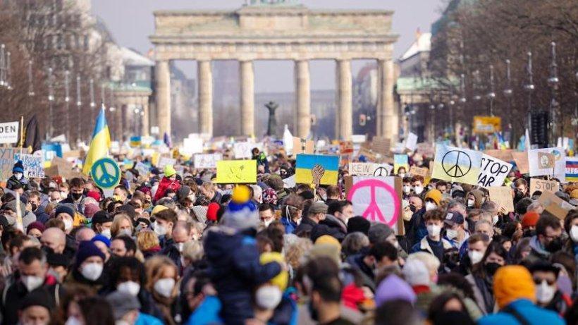Demo Ukraine-Krieg Berlin (13.3.): Die wichtigsten Infos zur Großdemo morgenpost.de/berlin/article…