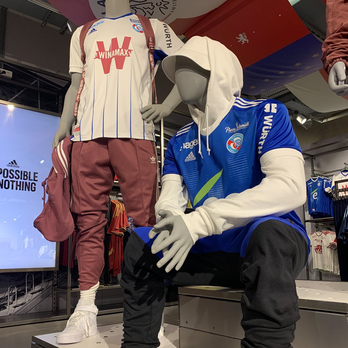 RCSA's tweet photo. 👕 #BoutiqueRCSA | 𝗟𝗲 𝗥𝗮𝗰𝗶𝗻𝗴 𝘀𝘂𝗿 𝗹𝗲𝘀 𝗖𝗵𝗮𝗺𝗽𝘀-𝗘𝗹𝘆𝘀𝗲́𝗲𝘀 !

🤩 Le Racing a désormais droit à son corner dans la boutique @adidasFR des Champs-Elysées ! https://t.co/z5nxi8kywJ