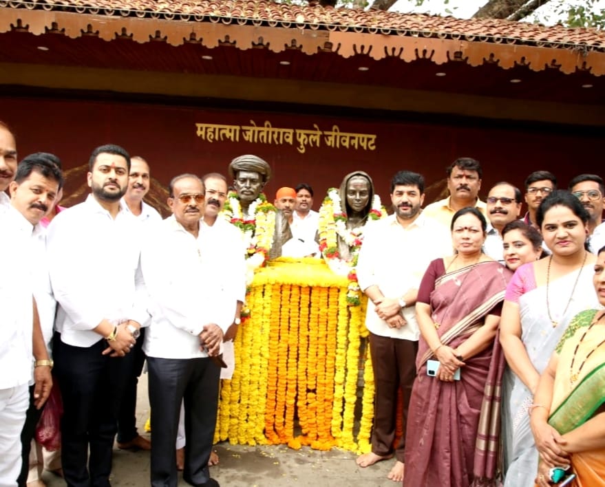 sunitawadekar18's tweet photo. ज्ञानज्योती सावित्रीबाई फुले यांच्या पुण्यतिथीनिमित्त पुण्य��गरीच्या उपमहापौर मा सौ सुनिताताई परशुराम वाडेकर यांनी पुणे मनपा सभागृहातील तैलचित्रास तसेच फुले वाडा,गंज पेठ येथील त्यांच्या अर्धाकृती पुतळ्यास पुष्पहार अर्पण करीत अभिवादन केले. सन्माननीय महापौर व पदाधिकारी उपस्थित होते. https://t.co/LsMJB8LUmX