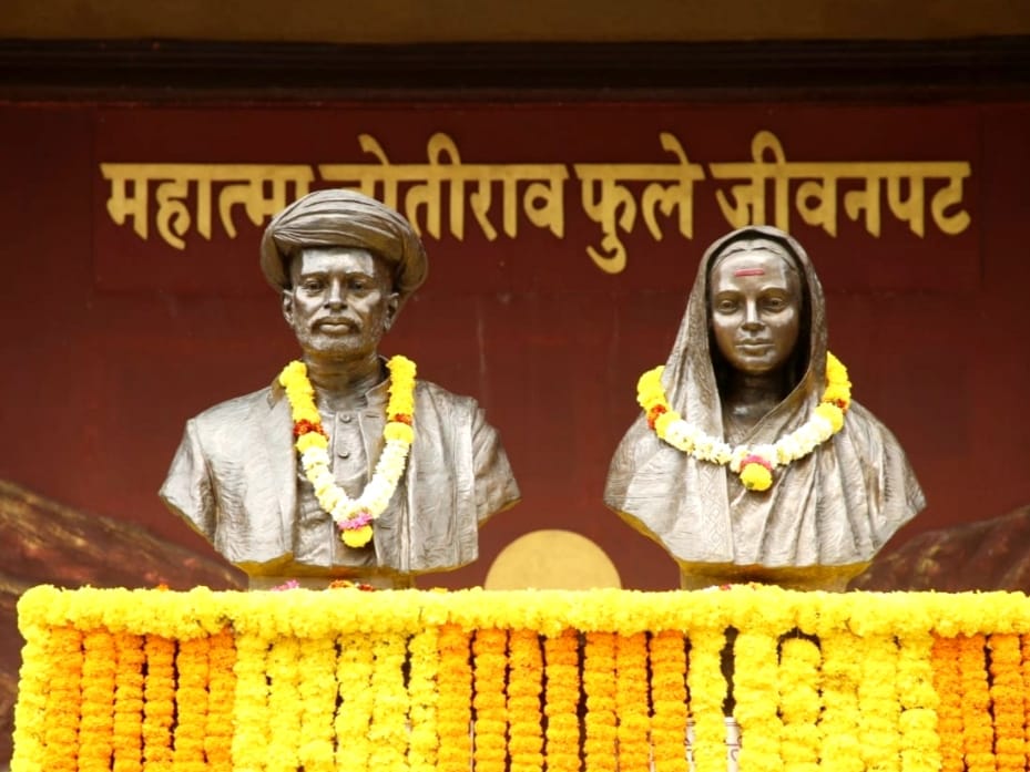 sunitawadekar18's tweet photo. ज्ञानज्योती सावित्रीबाई फुले यांच्या पुण्यतिथीनिमित्त पुण्य��गरीच्या उपमहापौर मा सौ सुनिताताई परशुराम वाडेकर यांनी पुणे मनपा सभागृहातील तैलचित्रास तसेच फुले वाडा,गंज पेठ येथील त्यांच्या अर्धाकृती पुतळ्यास पुष्पहार अर्पण करीत अभिवादन केले. सन्माननीय महापौर व पदाधिकारी उपस्थित होते. https://t.co/LsMJB8LUmX