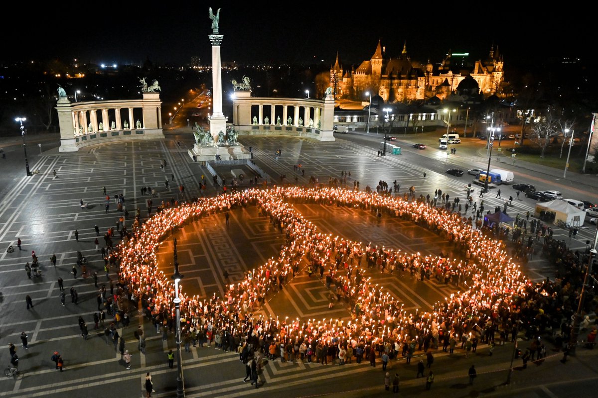 ianbremmer's tweet photo. anti-war protesters in budapest, hungary
 
📸: attila kisbendek https://t.co/K3uOGLVeYK