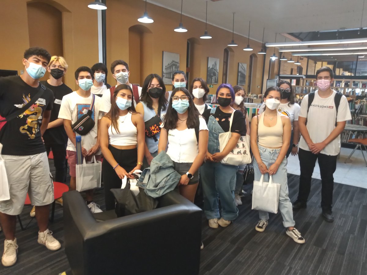 sisibuchile's tweet photo. ✨¡Bienvenidos! 😃
#Bibliotecas @uchile reciben a los #mechonas #mechones 2022 @MundoFAU_uchile https://t.co/OnR4gx6YDR