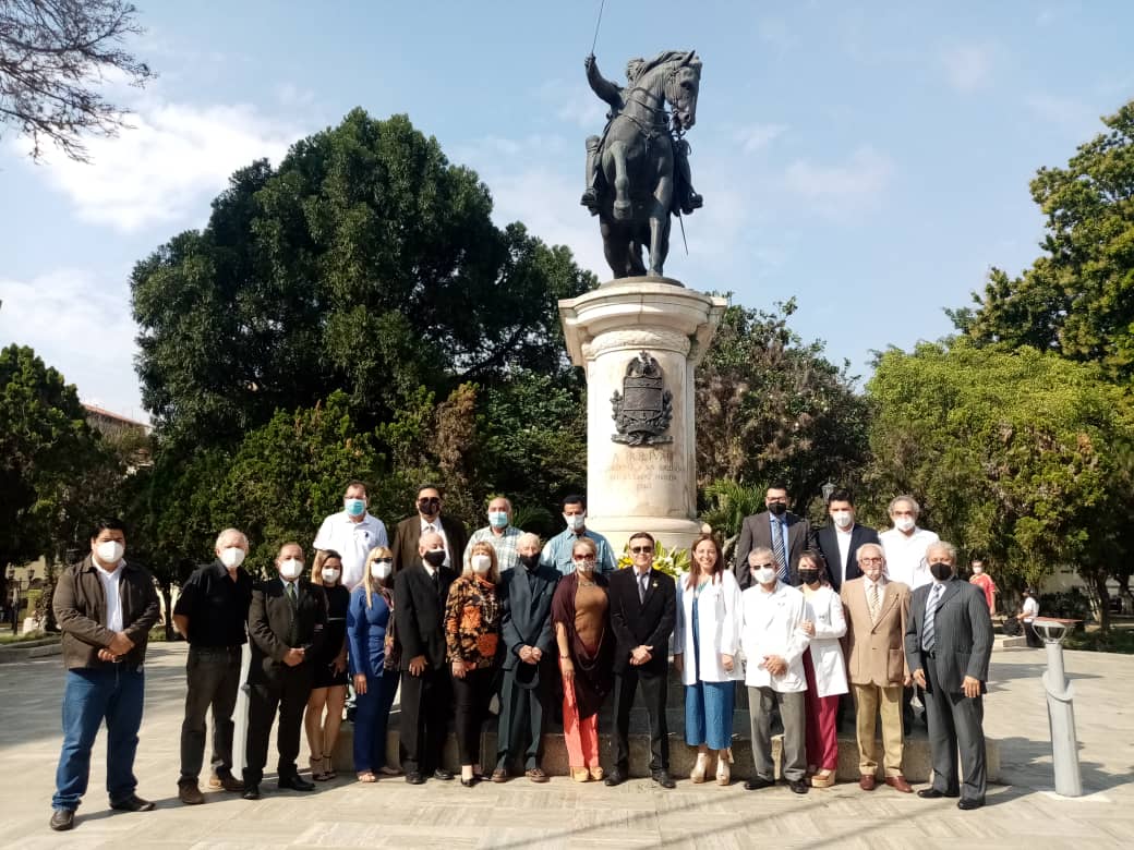 medicos_merida's tweet photo. Hoy en el día del médico, rendimos honor al Libertador Simón Bolivar y a nuestros colegas, que siguen con su vocación al servicio de los merideños.
#colegiodemédicosmérida 
#DiaDelMedicoVenezolano https://t.co/DlEmvV8FVZ