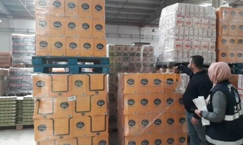 Diyarbakır'da zabıta ekipleri, marketlerin depolarına yaptıkları baskında stoklanmış yaklaşık 10 tok sıvı yağ ile karşılaştı.