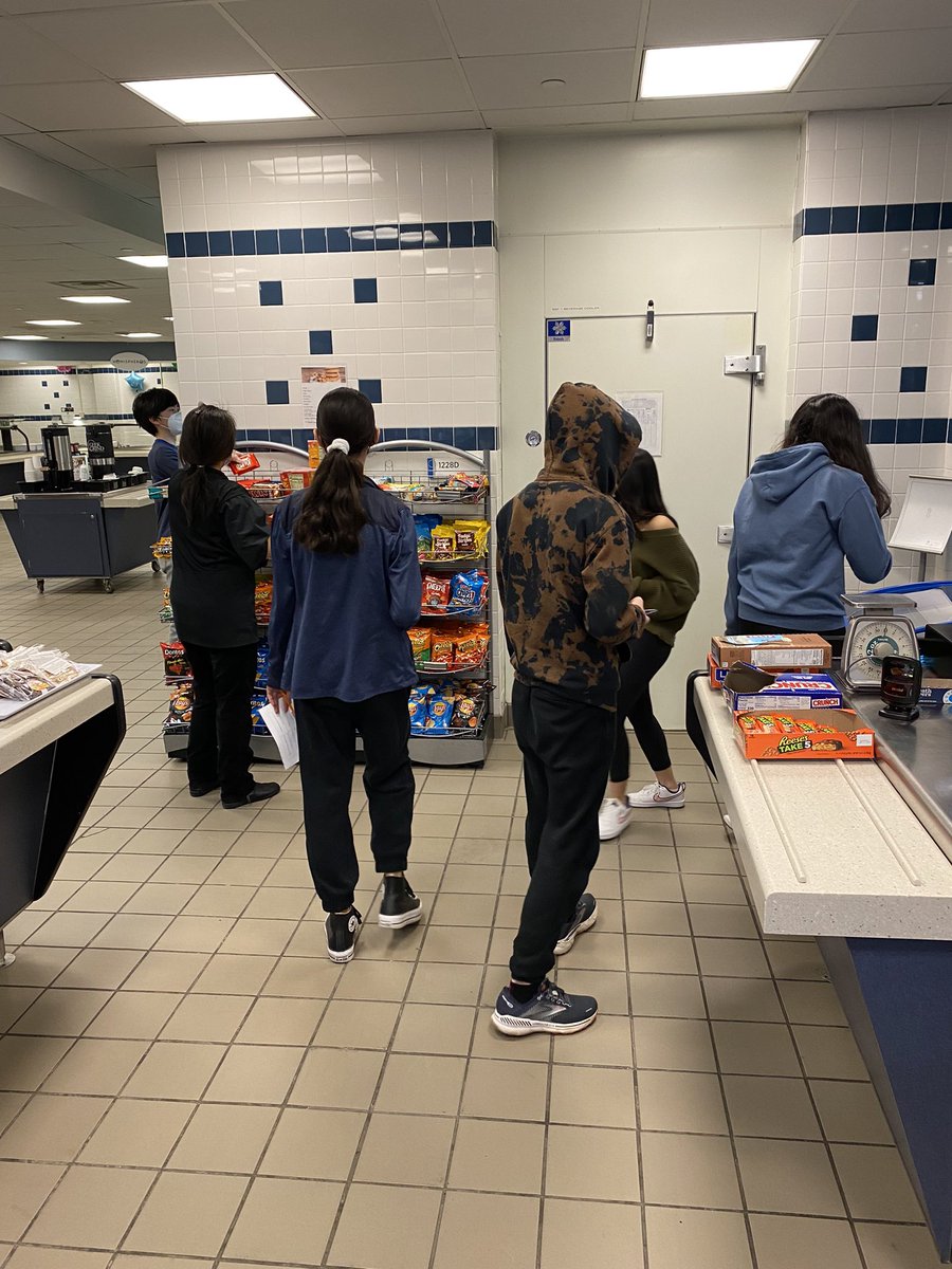 MmeMoritz's tweet photo. French 2 students finding evidence to argue whether GBS students eat well or not #GBSNow #D225Now @Glenbrook_south https://t.co/rFQ2mIU1DM