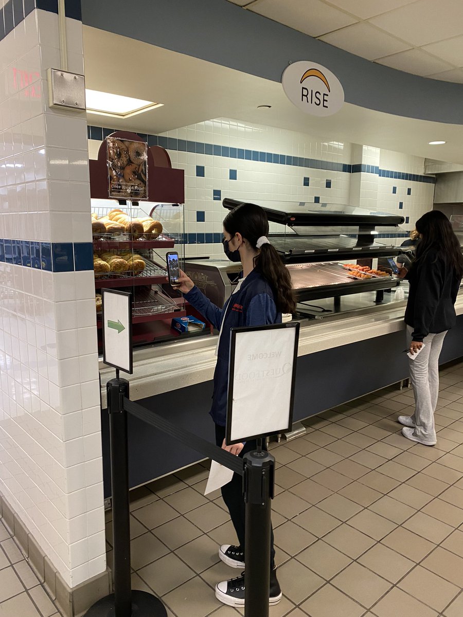 MmeMoritz's tweet photo. French 2 students finding evidence to argue whether GBS students eat well or not #GBSNow #D225Now @Glenbrook_south https://t.co/rFQ2mIU1DM