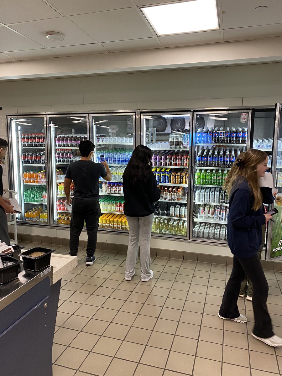 MmeMoritz's tweet photo. French 2 students finding evidence to argue whether GBS students eat well or not #GBSNow #D225Now @Glenbrook_south https://t.co/rFQ2mIU1DM