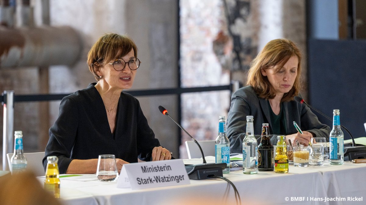 BMBF (@bmbf_bund) on Twitter photo Bundesministerin <a href="/starkwatzinger/">Bettina Stark-Watzinger</a> ist heute auf der 377. Kultusministerkonferenz #KMK in #Lübeck. Dort beraten sie über kulturpolitische Themen von überregionaler Bedeutung & auch der Krieg in der #Ukraine ist Thema: ow.ly/wS7R50Ig1cc Bundesministerin <a href="/starkwatzinger/">Bettina Stark-Watzinger</a> ist heute auf der 377. Kultusministerkonferenz #KMK in #Lübeck. Dort beraten sie über kulturpolitische Themen von überregionaler Bedeutung & auch der Krieg in der #Ukraine ist Thema: ow.ly/wS7R50Ig1cc