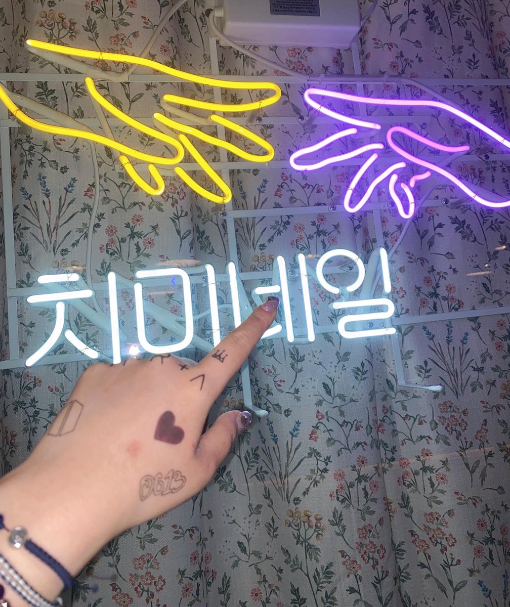 콘서트 네일💜
my nails for bts concert💜
사실 네온이랑 정국이 타투 보여주려구 😆
네일은 잘 안보이죠 😆헤헿 
저는 13일에 가요 😃

@NEVER_MIND_TS 
#방탄네일#치미네일#콘서트네일#우리함께라면_허락은필요없어