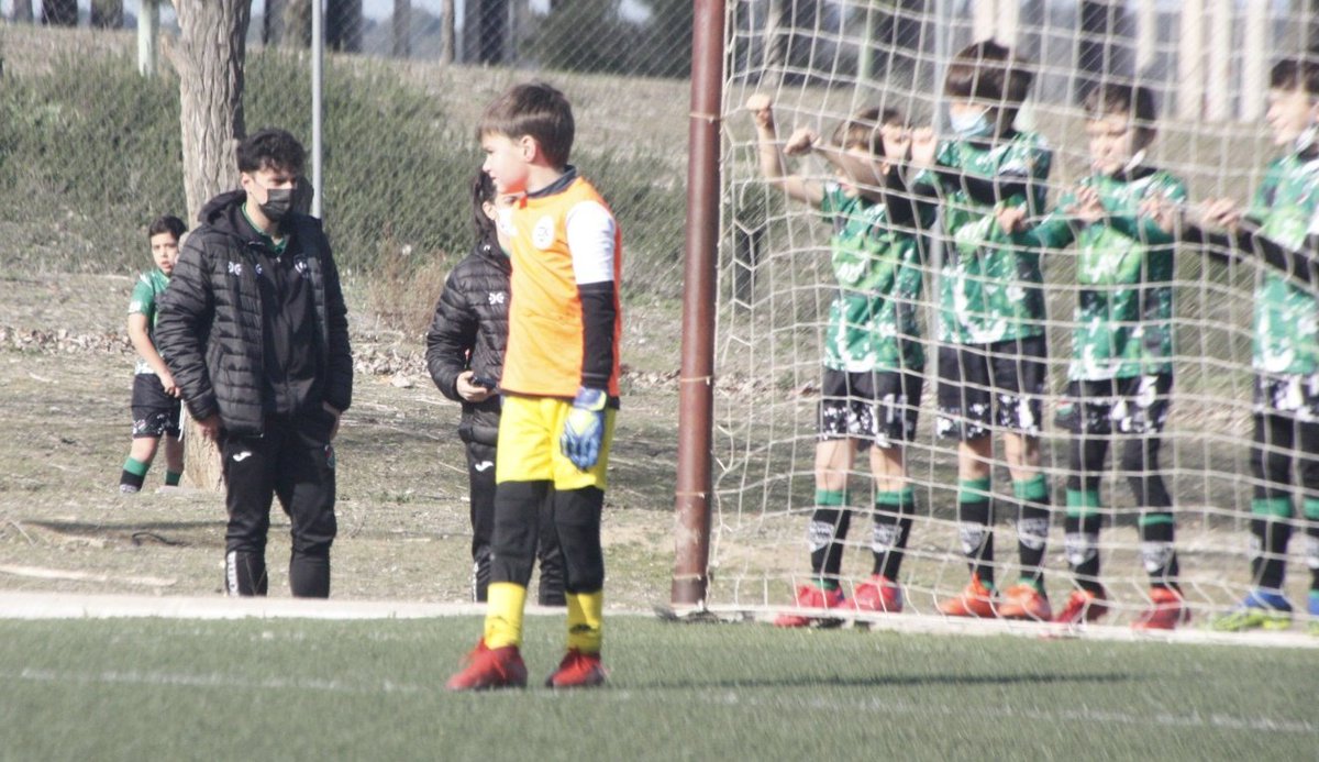 La pasada jornada, nuestros porteros Ismael Redondo y Gabriel Uriarte, 'ascendieron' al Alevin y el Benjamin. 👏

Gran trabajo de nuestro preparador <a href="/makina111/">Amaro1</a>

⚪⚫ #DUXInterAcademy