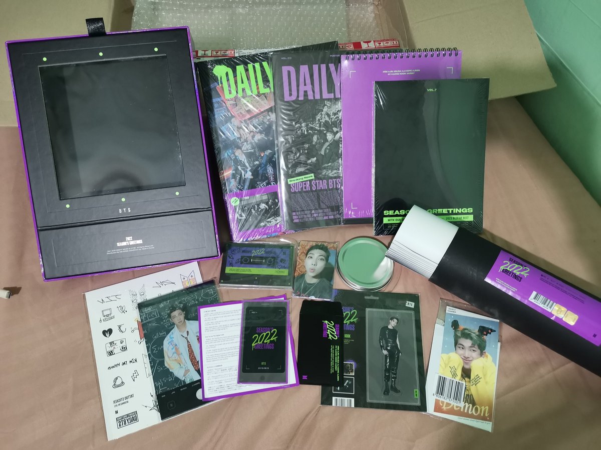BTSSiete's tweet photo. I'm so in love😍 Superrr thank you po mga ate of @MakeItMine_PH npaka secure ng packaging and super duper safe ng BTS SG22 ko🥰 as in walang kaht anong dents. To more budols pa po with you mga ate😊 you make my heart really happy💓 more power po sa shop nyu aja!💜
#M8M_Feedbacks https://t.co/OtZF7hIfgl