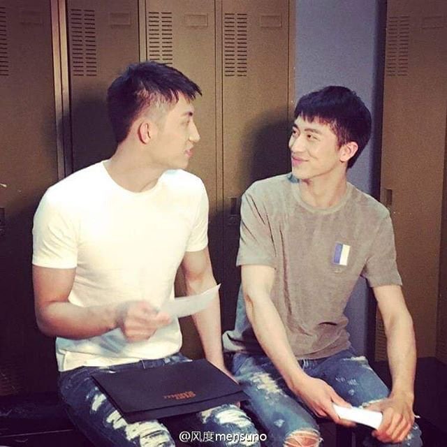 novemberprivacy's tweet photo. น้อง��จวก็แต่งงานแล้ว พี่จิ่งก็มีข่าวมีแฟนมาแล้วบ้างประปราย เค้ามีคู่กันแล้ว ตอนนี้ให้ลูกๆกุมาเจอกันได้รึยัง อิรัดบานจีน!! กุขอโมเม้นร่วมยินดีหลังแต่งงานก็ได้!! อยากร้องเพลงคำยินดีมองเค้ารักกันในขณะเดียวกันก็อยากร้อง my heart will go on มองเรือกุที่ค่อยๆจมลงไป😢 #yuzhou https://t.co/iKFx1CFsxw