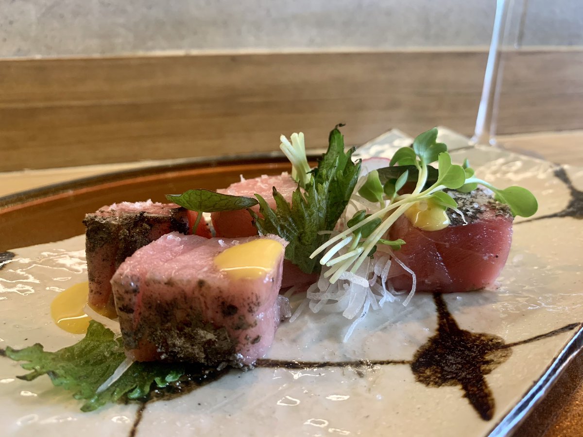 Bonbibendum's tweet photo. Hoy, por ejemplo, dos platos absolutamente excepcionales: la tempura de erizo y los dados de akami, con tres semanas y media de maduración, ligeramente marcados al carbón. Pura mantequilla que se fundía llenando la boca de sabores yodados y grasos. Tremendos. @FlemyngJanek https://t.co/j8s9muAwxK