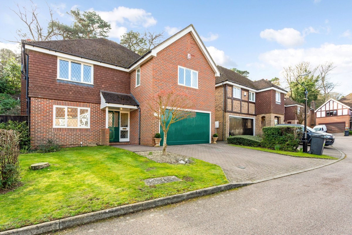 Hamptons_Cats's tweet photo. ⭐️NEW INSTRUCTION!⭐️

This 4 bedroom property in Shirley Hills in available in May. The immaculately presented, detached property is set in a convenient and peaceful location at £3,250pcm https://t.co/vkj8UxNUUn