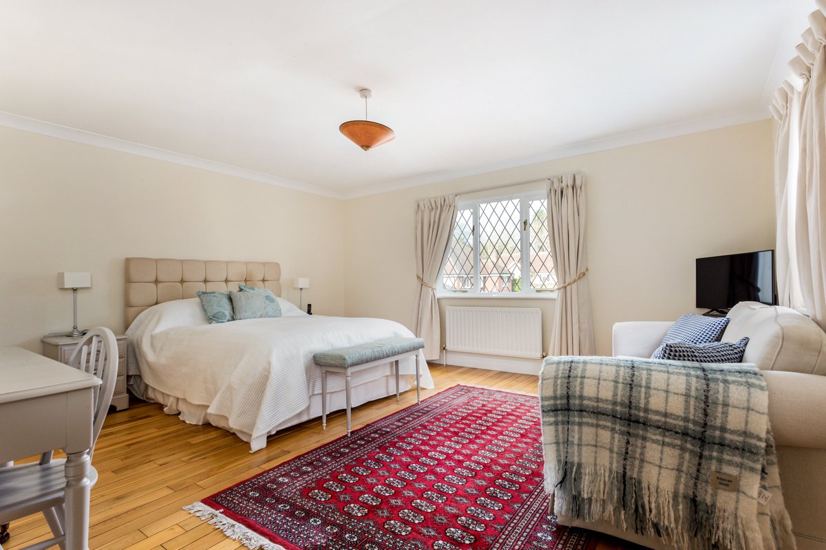 Hamptons_Cats's tweet photo. ⭐️NEW INSTRUCTION!⭐️

This 4 bedroom property in Shirley Hills in available in May. The immaculately presented, detached property is set in a convenient and peaceful location at £3,250pcm https://t.co/vkj8UxNUUn