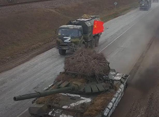 jaredbkeller's tweet photo. Spotted among the Russian forces flowing into Ukraine: Soviet flags https://t.co/IG0ixKMjiQ https://t.co/78oCIoqtoV