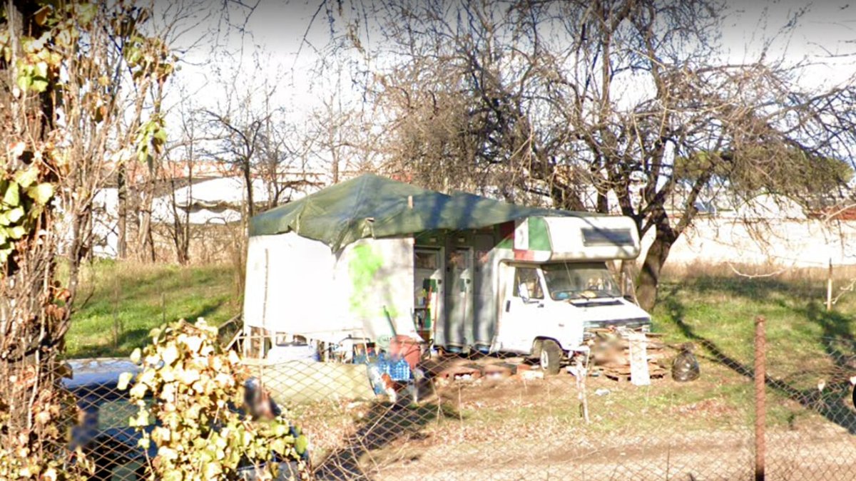 romatoday's tweet image. Incendio a #TorTreTeste: camper distrutto dalle fiamme dlvr.it/SLRdVS