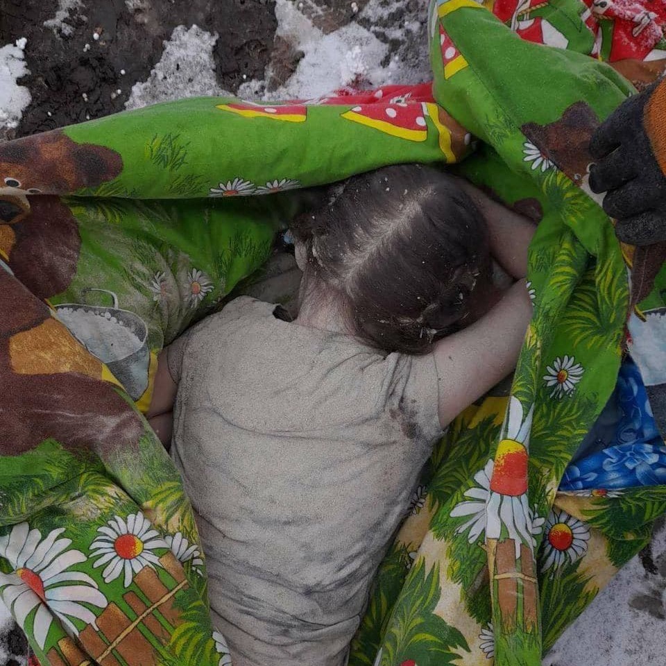 dattalion's tweet photo. 9 March 2022. 
Russian occupiers fired on the residential sector in Donets, Kharkiv region. Rescuers found the bodies of a little girl and her grandmother.

It is a genocide of Ukrainians. Spread the truth about atrocities inflicted by the Russian war in Ukraine (link in bio)! https://t.co/2Sg2tXXKAc