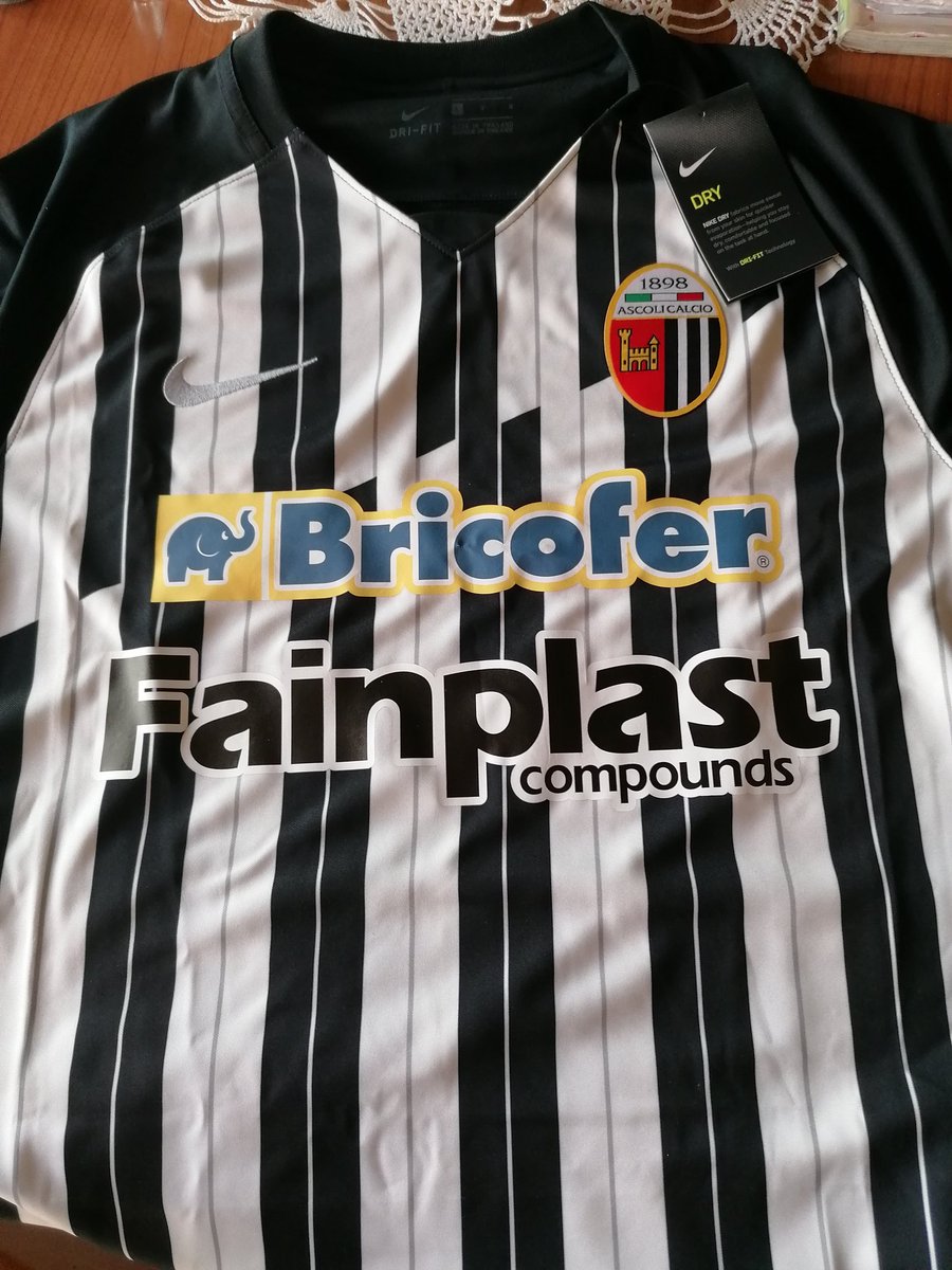 Un grazie di cuore ad <a href="/ascolicalciofc/">Ascoli Calcio 1898 FC SpA</a> @AscoliCalcioPS per questo regalo apprezzatissimo,
Un grazie ai capitani <a href="/IiLLuSion7I/">𝐈𝐢𝐋𝐋𝐮𝐒𝐢𝐨𝐧𝟕𝐈</a> (un vero e proprio amico)e @MuchoLaido che accresce ogni sera il mio vocabolario di offese verso il prossimo.
Avanti tutta 1️⃣0️⃣☢️