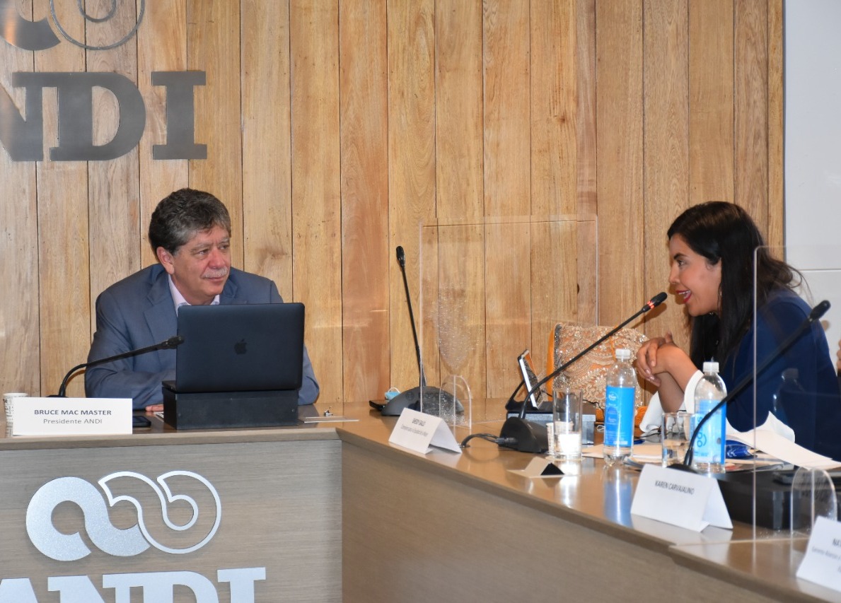 ANDI_Colombia's tweet photo. "Durante el segundo semestre del 2021 las mujeres hemos liderado la recuperación económica del país. Esto está pasando gracias al compromiso del sector privado" Ghedy Gallo, Consejera Presidencial para la @equidad_mujer en #WebinarANDI. https://t.co/xp1JOPsVsF
