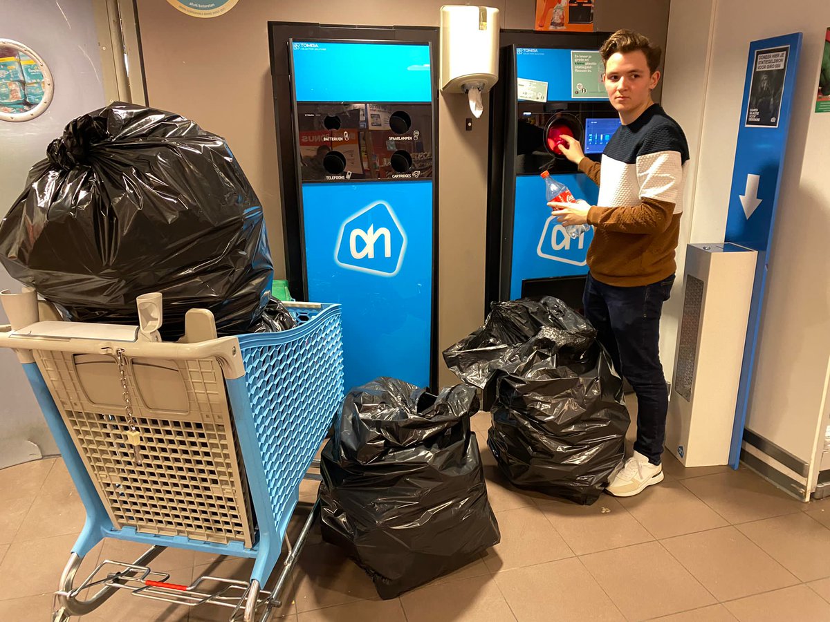 LindeCollege1's tweet photo. De eerste lading statiegeldflessen wordt weggebracht door Olof! We zamelen in voor #giro555 t/m 18 maart en de opbrengst wordt door het Linde College verdubbeld. https://t.co/0dx8ABdy6I