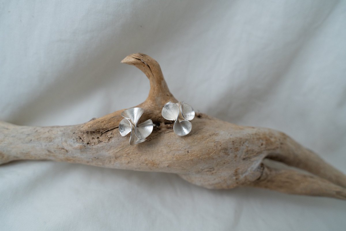 AnicaTCLin's tweet photo. What better way to clear the timeline then posting some earring I made? There’s a lot of ugliness right now so let’s hope this gets better. https://t.co/rqKEpSiVwO