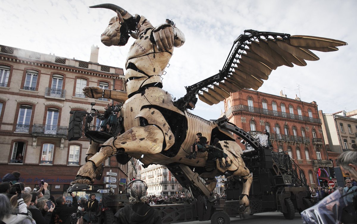 SdStendhal's tweet photo. 🎭 La compañía francesa "La Machine" realizó en la ciudad francesa de Toulouse la espectacular performance llamada "The Guardian Of The Temple"recreando el mito de Minotauro y Teseo, por ello vemos estas dos criaturas... https://t.co/VYXvpRjpBN