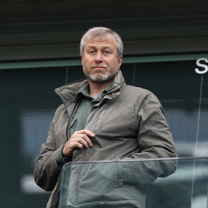 VSportsTM's tweet photo. Roman Abramovich fue sancionado por el gobierno británico y la venta del Chelsea 🇬🇧 quedó suspendida. El club inglés no podrá vender entradas ni fichar o renovar jugadores. También quedan anulados los nuevos contratos y bloqueada la indumentaria deportiva en tiendas oficiales. https://t.co/ODWPGVcpsc