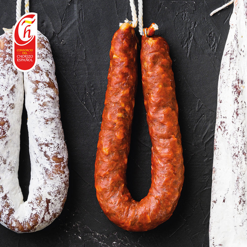 Spanish_Chorizo's tweet photo. The #SpanishChorizo de sarta is a single piece that is tied with a rope at the end so that it can be hung up; hence its characteristic horseshoe shape. This chorizo can be eaten raw, without cooking, as it is usually perfectly cured.

#SpanishChorizo #PorkSector #ChorizoEspañol https://t.co/VgE0zQe7Ds