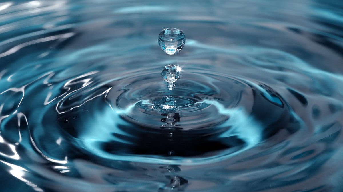 EtimosDirectos's tweet photo. El VODKA, un tiempo de aguardiente muy consumido en el mundo, y de origen eslavo, significa literalmente 'agüita', pues voda- es la raíz para agua (de un indoeuropeo *wed-, húmedo), y - ka el sufijo de diminutivo, así que AGÜITA. https://t.co/rD4dgE6Qag