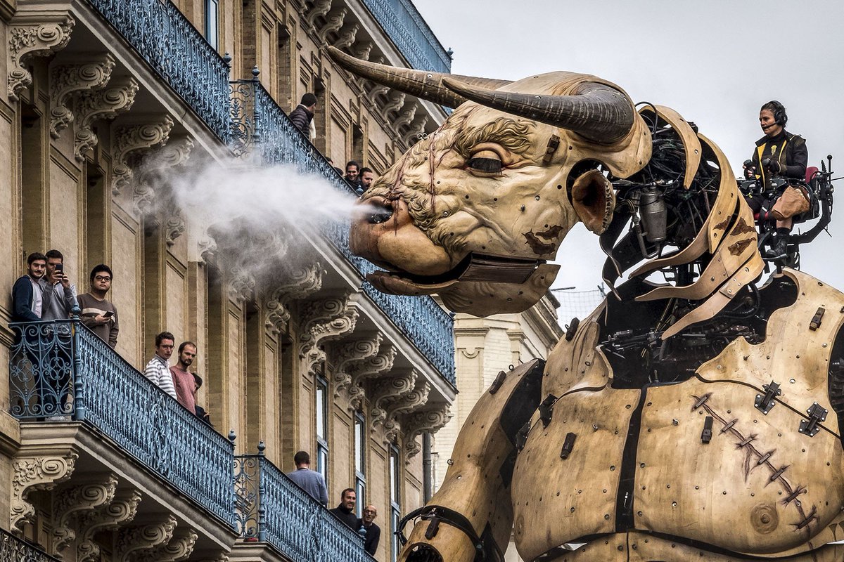 SdStendhal's tweet photo. 🎭 La compañía francesa "La Machine" realizó en la ciudad francesa de Toulouse la espectacular performance llamada "The Guardian Of The Temple"recreando el mito de Minotauro y Teseo, por ello vemos estas dos criaturas... https://t.co/VYXvpRjpBN