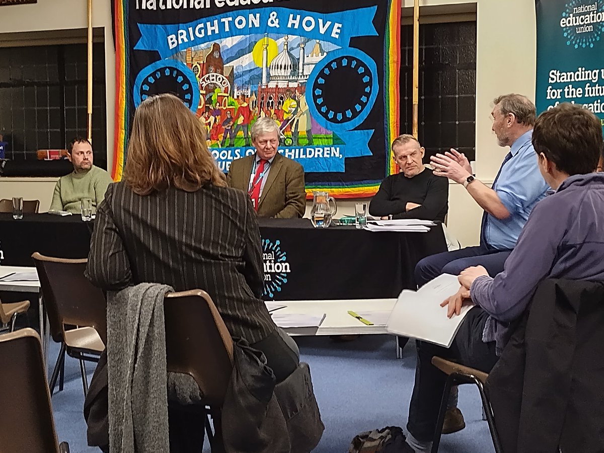 SouthEastNEU's tweet photo. Powerful stuff at the NEU Public Meeting for @BrightonGirls @GDST #23together #Nofireandrehire Mid career teachers will lose £200k under GDST plans to destroy the #TPS https://t.co/FAuue8KeyI