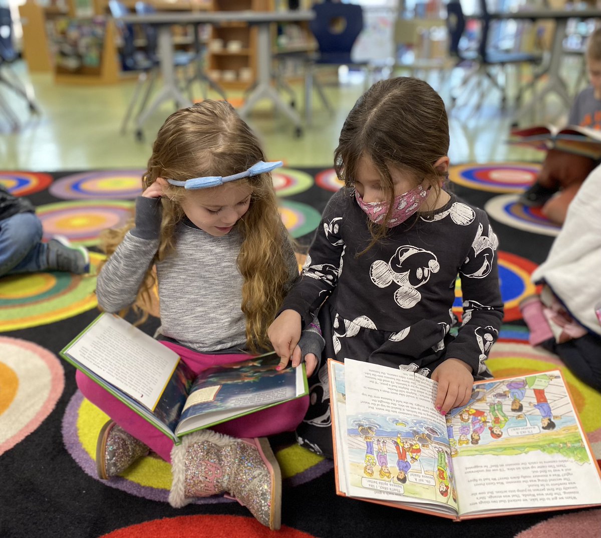 LibraryHighland's tweet photo. The joy of reading and sharing a book with a friend. @HighlandCT @HanlonEducator @CheshirePublic #elementarylibrary #readingisfun #kindergarten https://t.co/B14tfne47u