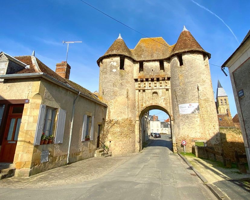 vivrelevroux's tweet photo. 🤩♥️ La sélection de #Levroux pour l'émission "Le Village préféré des Français" fait parler dans les médias. Après @F3Centre, la @nrchateauroux, @FB_Berry, c'est au tour de la radio @Vibrationradio d'évoquer ce choix. Votez jusqu'au 22 mars sur https://t.co/4qyqpQb0AL https://t.co/Zzxb6uEVcA