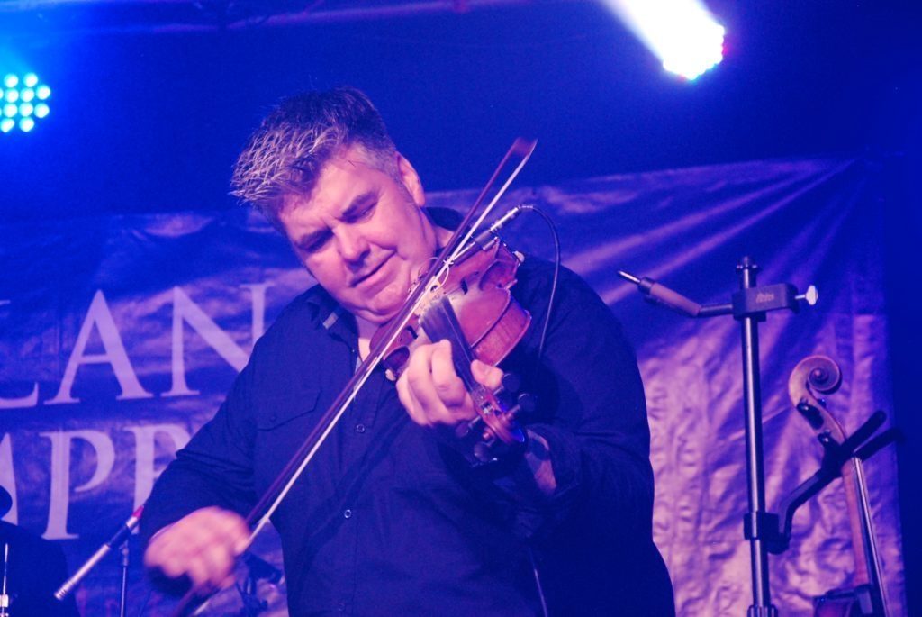 Argyll fiddle maestro joins international elite playing for Ukraine.
Full story: argyllshireadvertiser.co.uk/2022/03/10/arg…
 #violinistssupportukraine #prayforpeace #playforpeace @skipinnish @KerenzaPeacock #violinchoir #archiemcallister #chrisstout @scottishmusic #argyll @argyllandbute