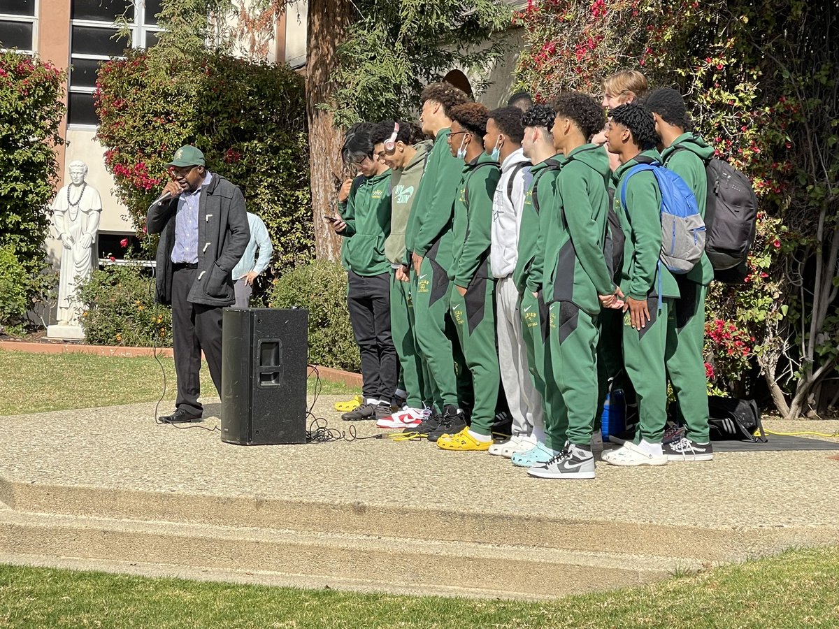 DamienSports's tweet photo. What a great send off for our basketball team! We are on the way to Golden 1.  Thank you Spartans! @DamienBasketba1 @damienspartans #withourshieldoronit https://t.co/XHadVoPD1T