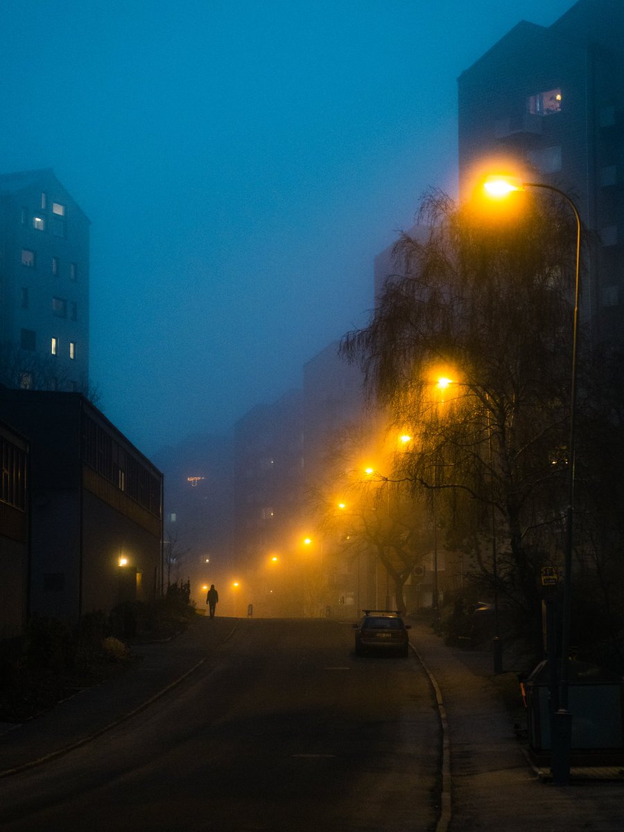 The obsession for fog began right there and then 🤝 #fujifilm #streetphotography