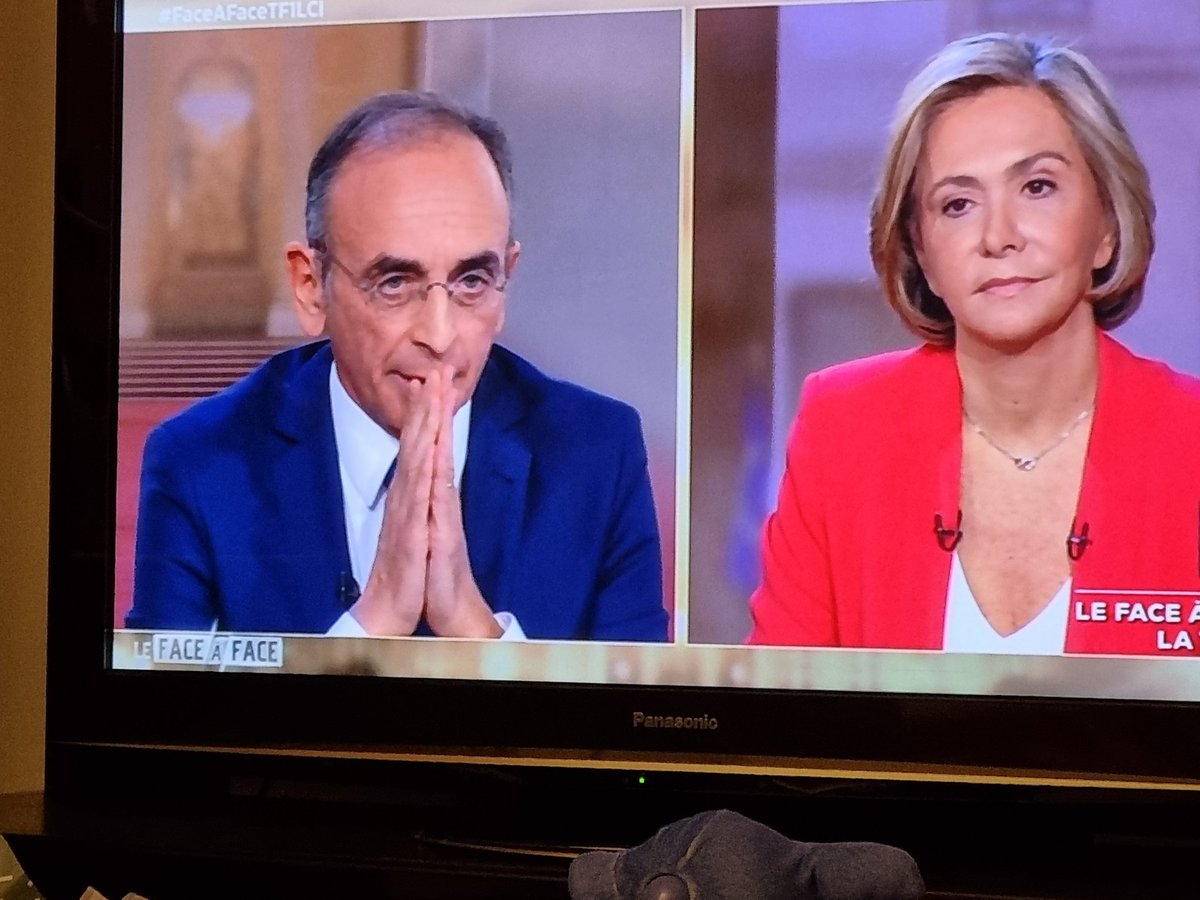 Mieux que les mots, une photo résume le débat:
#Zemmour effondré en supplique devant <a href="/vpecresse/">Valérie Pécresse</a> à l'offensive!
Les Français découvrent ce soir une Valérie conquérante et convainquante. #ValeriePresidente
#faceafaceTF1LCI