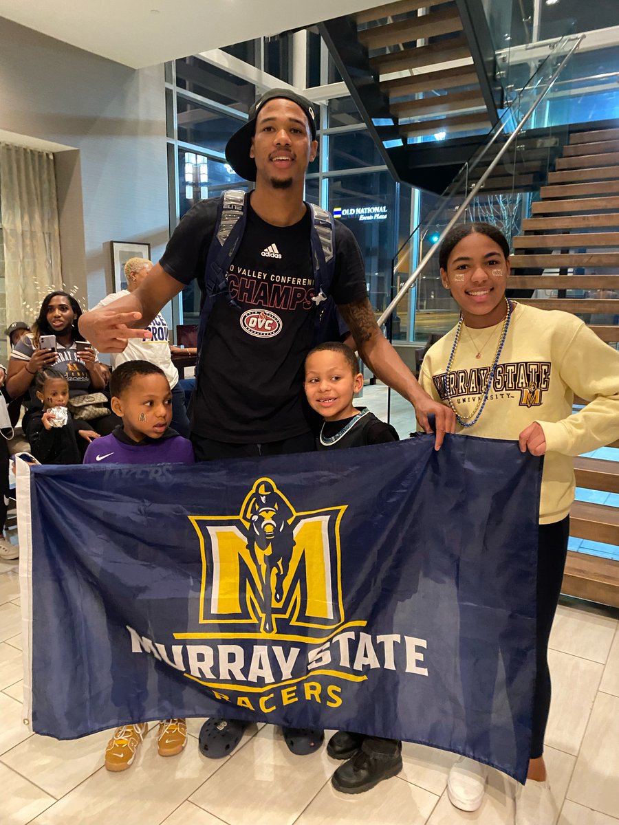 raceralumni's tweet photo. Congratulations to Delanda Byars ('06, '12) of Louisville, the winner of the 2022 OVC Tournament Racer swag basket! Delanda is pictured here in Evansville with her husband, Garner ('04), and family. Raise em' up right, Delanda! π€©ππππ #RaisingRacers #WeAreRacers #GoRacers https://t.co/8eG7UIP4RC