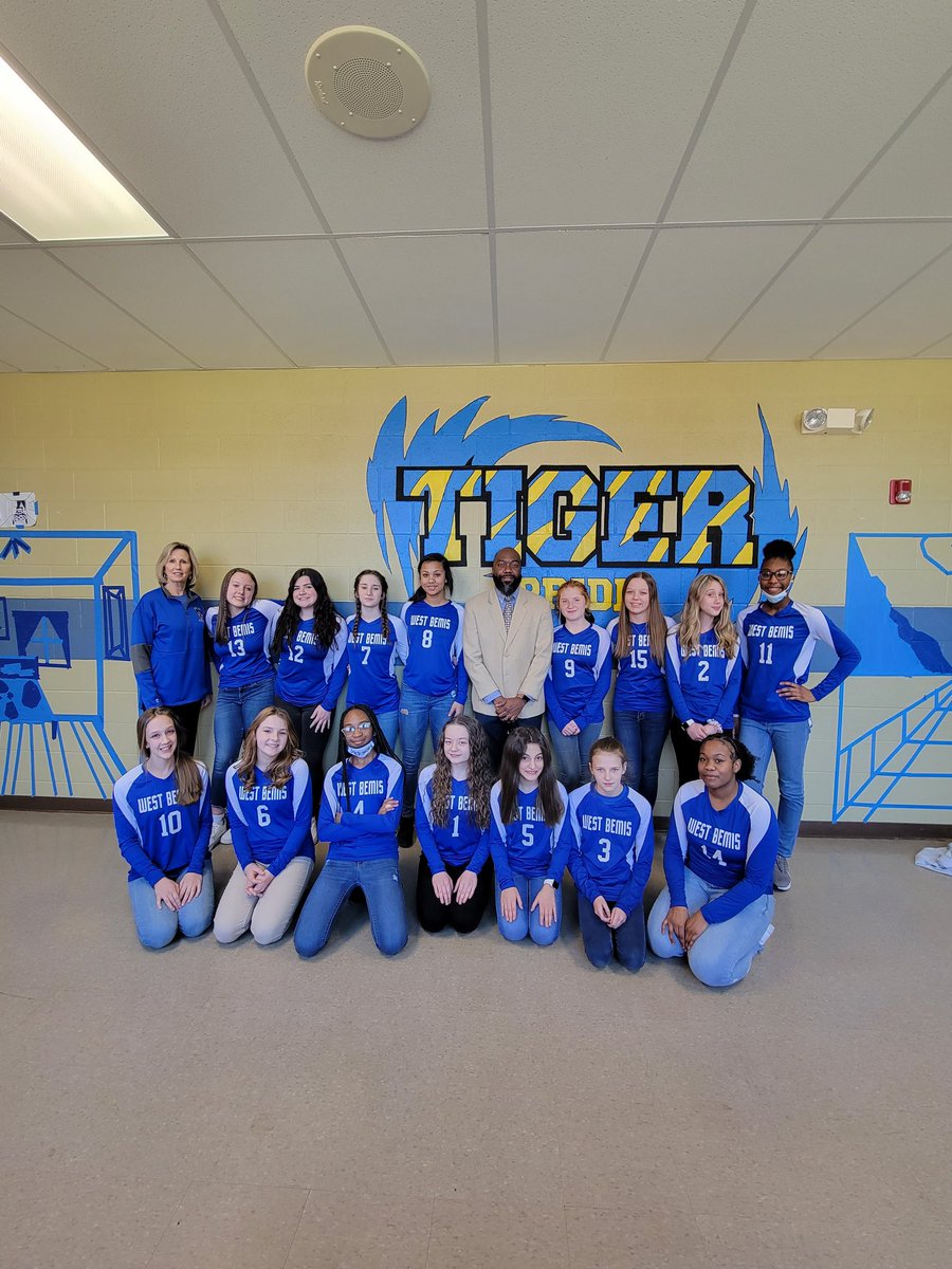 JmcssA's tweet photo. 🏐 West Bemis Volleyball Team and our super administrators, Mr. Willis and Ms. Neely!🐅❤️
Go Lady Tigers!! https://t.co/jwKuz2HFdq